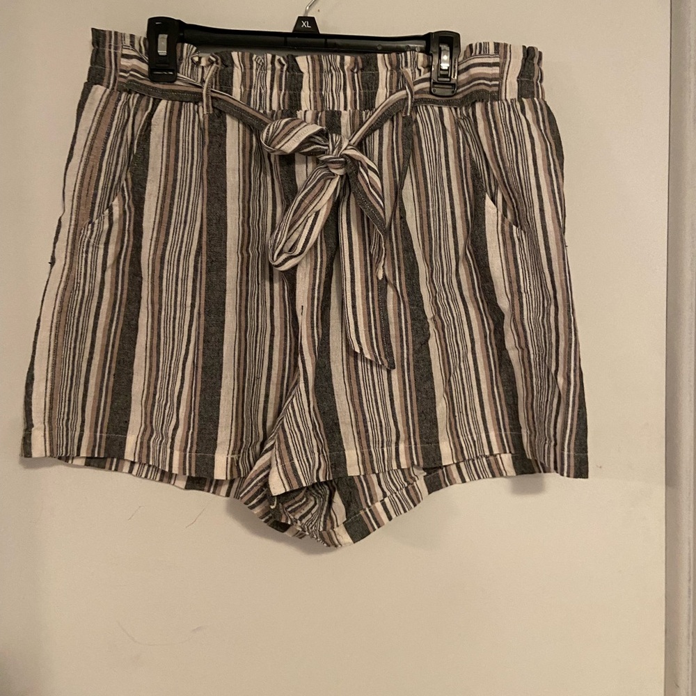 Knox Rose Women’s high-waisted shorts - Black and Cream Stripes